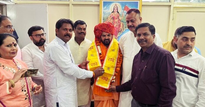 যৌন নিৰ্যাতনৰ অভিযোগত অভিযুক্ত বিজেপি সাংসদ ব্ৰিজ ভূষণৰ সমৰ্থনত এইবাৰ ৰাজপথত নামিব অযোধ্যাৰ পুৰোহিত…