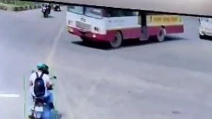 মৰ্মান্তিক! চৰকাৰী বাছ আৰু ট্ৰাকৰ ভয়ংকৰ সংঘৰ্ষত ৪ জনৰ মৃত্যু, আহত ৯ জন