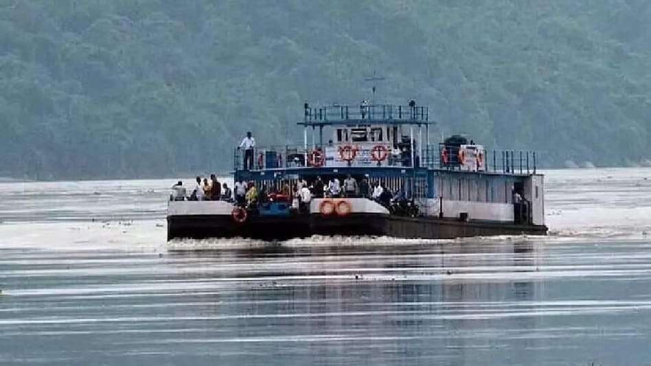 ধাৰাসাৰ বৰষুণৰ ফলত ব্ৰহ্মপুত্ৰৰ জলস্তৰ বৃদ্ধি! অনিৰ্দিষ্টকাললৈ বন্ধ মাজুলী ফেৰী সেৱা