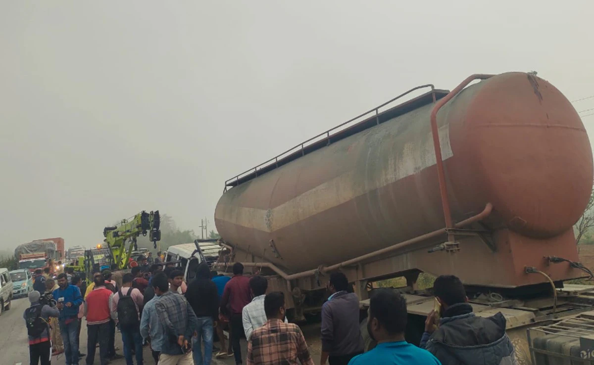 মৰ্মান্তিক! ৰখাই থোৱা টেংকাৰত প্ৰচণ্ড খুন্দা টাটা ছুম’ৰ, ১২ জনৰ থিতাতে মৃত্যু