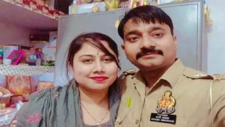 চাঞ্চল্যকৰ! মোবাইল চাবলৈ মানা কৰাৰ বাবেই অন্তসত্বা পত্নীৰ ওপৰত তিনি জাঁই গুলীচালনা আৰক্ষী বিষয়াৰ…