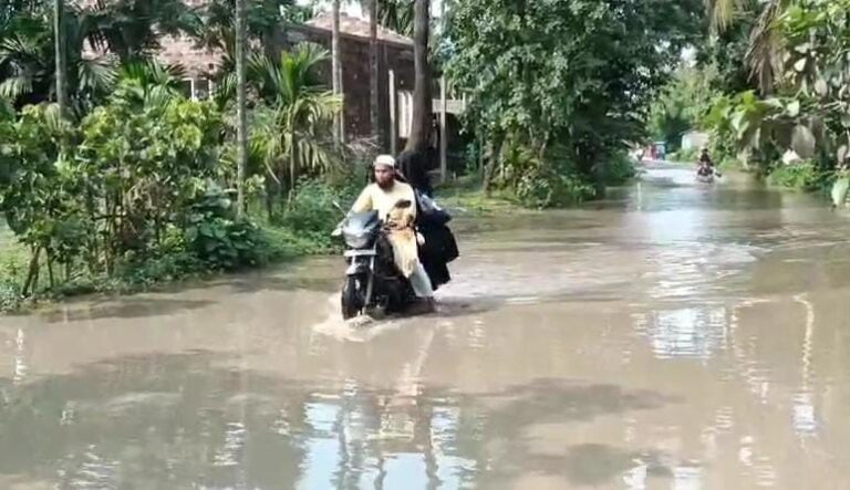 নগৰবেৰা-বদলা-ৰাঙাপানী সংযোগী পকী পথ জলমগ্ন