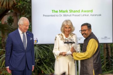 ৰাণী কেমিলাই আৰণ্যকক প্ৰদান কৰিলে সন্মানীয় মাৰ্ক শ্বাণ্ড বঁটা
