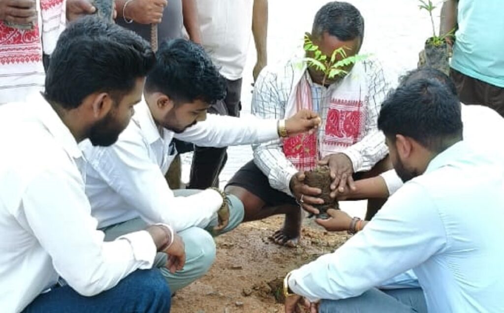 আজাৰা অঞ্চলত সদৌ অসম যুৱ সংঘৰ উদ্যোগত গছপুলি ৰোপণ, বিতৰণ আৰু সজাগতা সমদল