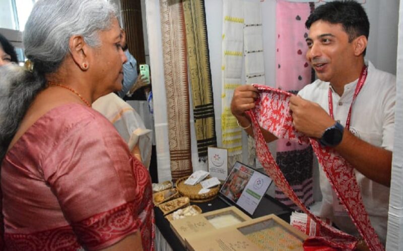 শ্বিলঙৰ উত্তৰ পূব কনক্লেভত গুৱাহাটীৰ আজাৰাৰ আভা ক্রিয়েচনক প্ৰশংসা কেন্দ্ৰীয় বিত্ত মন্ত্ৰী নিৰ্মলা সীতাৰমণৰ