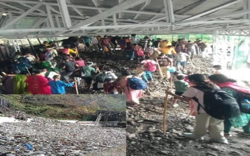 বৈষ্ণো দেৱী মন্দিৰলৈ যোৱা পথত হোৱা ভূমিস্খলনত নিহত হয় একেটা পৰিয়ালৰে ৬গৰাকী লোক