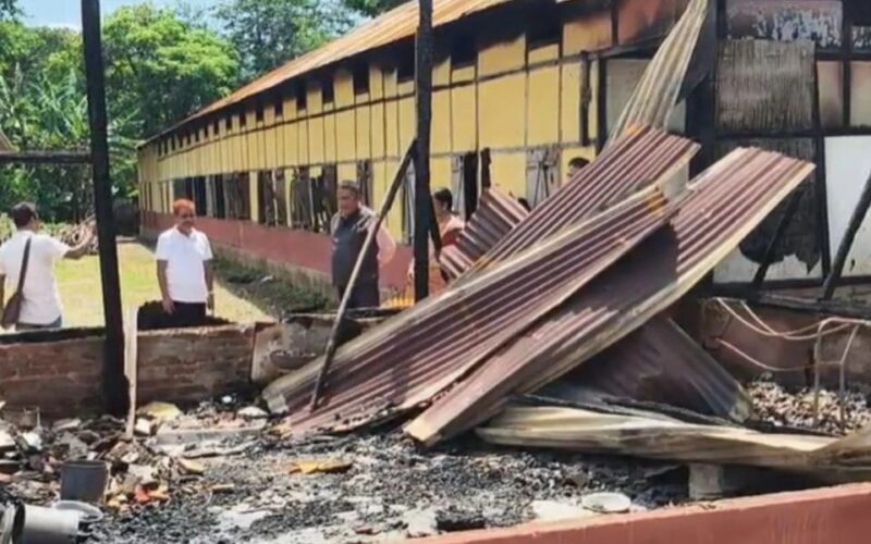 এক ভয়ংকৰ অগ্নিকাণ্ডৰ ফলত শিক্ষানুষ্ঠানৰ বৃহৎ ক্ষতি