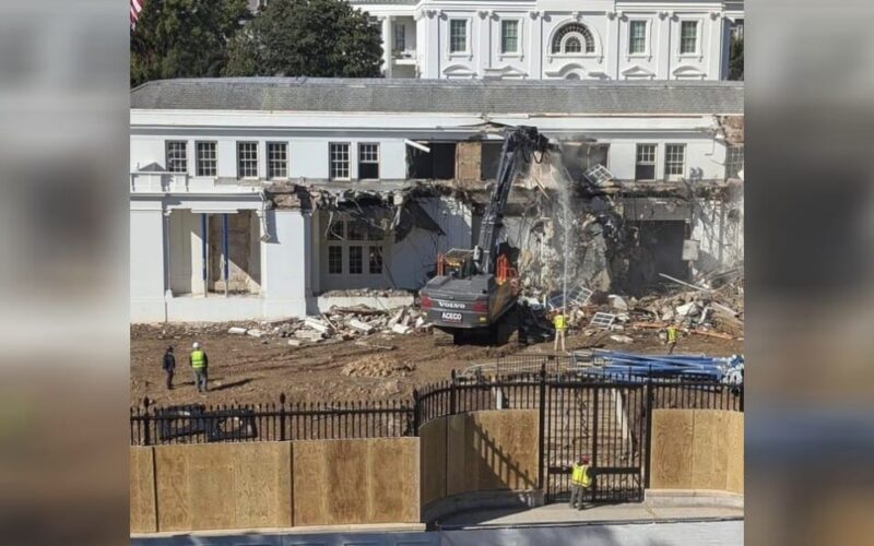 বুলড’জাৰৰ শব্দ এতিয়া প্ৰতিধ্বনিত হৈছে হোৱাইট হাউচত