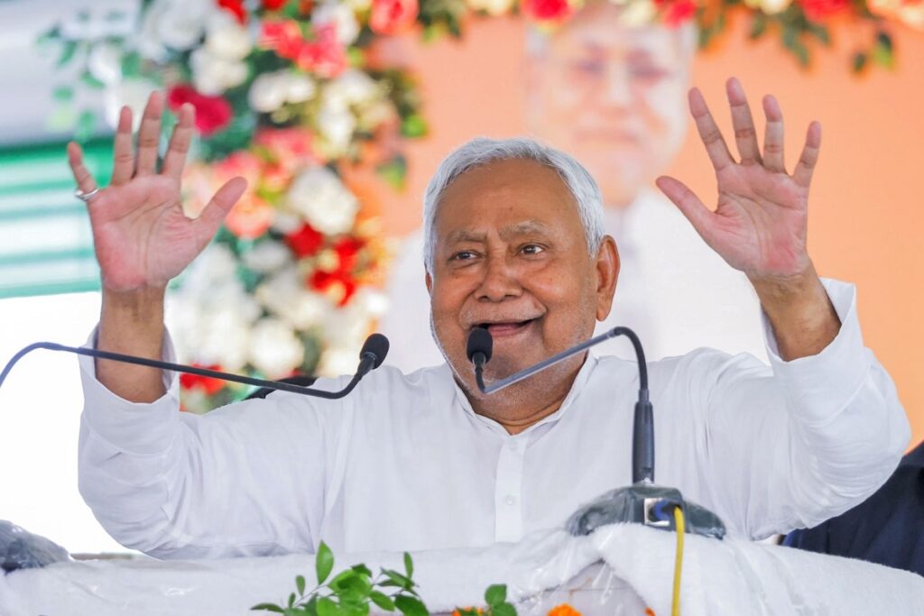 পুনৰ বিহাৰৰ মুখ্যমন্ত্ৰীৰূপে শপত লব নীতিশ কুমাৰে