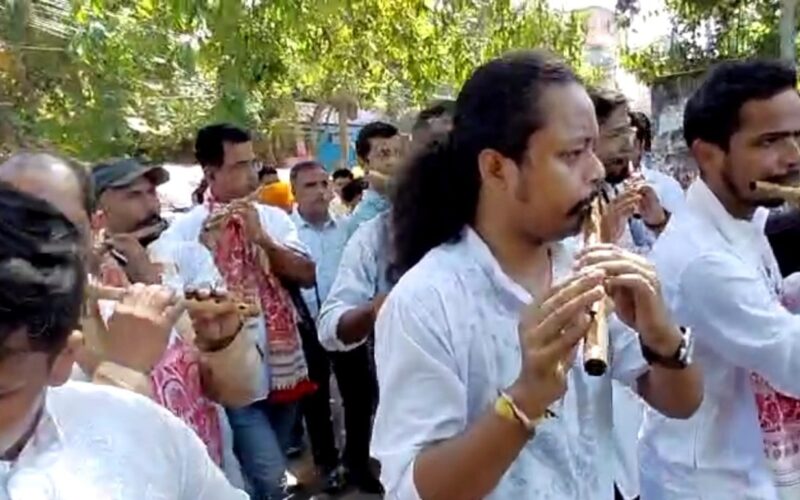 ১০০ গৰাকী ছাত্ৰই বাঁহী বজাই বাঁহীবাদক দীপক শৰ্মালৈ শেষ শ্রদ্ধা জনায়