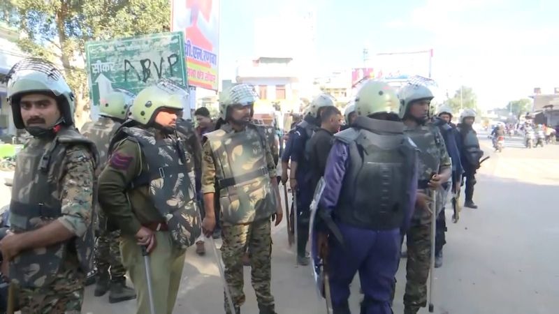 মছজিদৰ দেৱাল উচ্ছেদক কেন্দ্ৰ কৰি আৰক্ষীৰ ওপৰত শিলাক্ৰমণ, আহত কেইবাগৰাকী আৰক্ষী