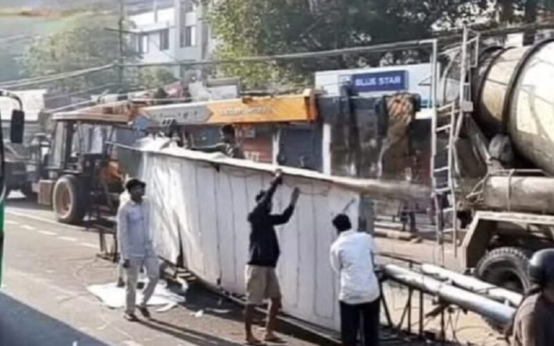 উলুবাৰী উৰণ সেতুত পথ দুৰ্ঘটনা