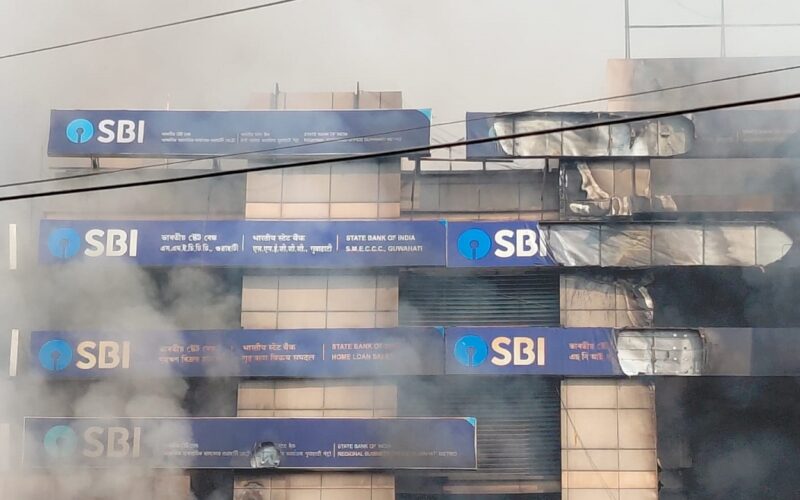 গুৱাহাটীৰ SOHUM EMPORIAত ভয়ঙ্কৰ অগ্নিকাণ্ড