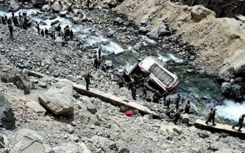 জম্মু-কাশ্মীৰত ভয়ংকৰ দুৰ্ঘটনাঃ ২০০ ফুট দ খাৱৈত সেনাৰ বাহন বাগৰি শ্বহীদ ১০ জোৱান