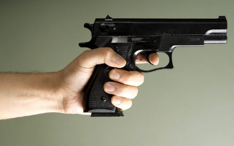 ৰিভলভাৰৰ পৰা ভুলতে নিৰ্গত গুলীয়ে প্ৰাণ ল’লে পত্নীৰ! শোকদগ্ধ স্বামীয়েও ল’লে চৰম সিদ্ধান্ত