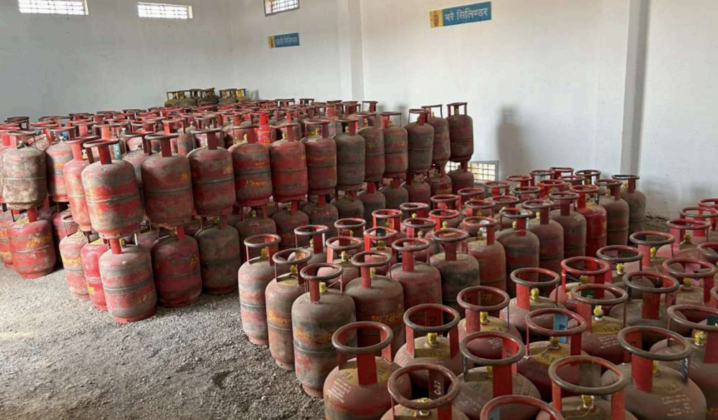 নতুন বছৰৰ প্ৰথম দিনটোতে গ্ৰাহকলৈ দুঃসংবাদঃ বাণিজ্যিক চিলিণ্ডাৰৰ মূল্যত বৃহৎ বৃদ্ধি