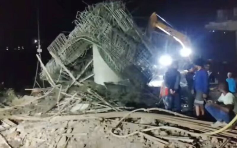 ডিমা হাচাওত নিৰ্মীয়মাণ দলং খহি পৰিল; ২৭ নং ৰাষ্ট্ৰীয় ঘাইপথত যাতায়ত সম্পূৰ্ণ ব্যাহত