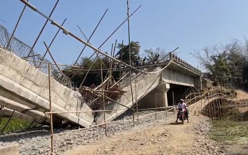 লাহৰীঘাটত নিৰ্মীয়মাণ দলং খহি চাৰি শ্ৰমিক গুৰুতৰভাৱে আহত; ঠিকাদাৰৰ বিৰুদ্ধে গাফিলতিৰ অভিযোগ ৰাইজৰ