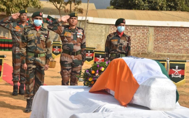 অগ্নিবীৰ জন গিনলালেন হাওকিপৰ নশ্বৰ দেহ লৈ জনসমুদ্ৰ; পূৰ্ণ সামৰিক মৰ্যাদাৰে মণিপুৰত সম্পন্ন অন্তিম সংস্কাৰ