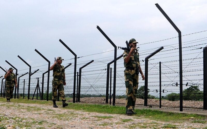 সীমান্তত বি এছ এফৰ গুলীচালনাঃ মানকাচৰত গৰু সৰবৰাহকাৰীৰ দলক লক্ষ্য কৰি জোৱানৰ গুলী, এজন আহত