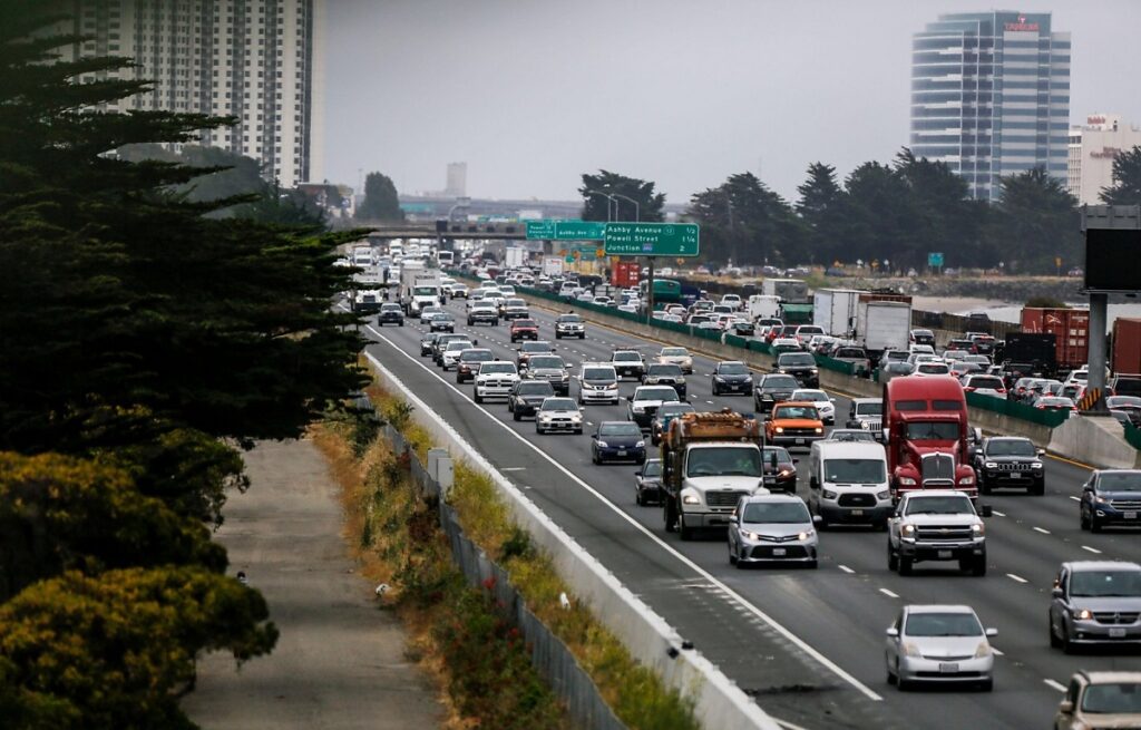 যান বাহনৰ অনাদায় কৰ সন্দৰ্ভত পৰিবহণ বিভাগৰ বিশেষ কৰ্তব্যৰত বিষয়াৰ গুৰুত্বপূৰ্ণ মন্তব্য ৩১মাৰ্চৰ পূৰ্বে যানবাহনৰ যাৱতীয় কৰ পৰিশোধ কৰি সুৰক্ষিত যাতায়ত ব্যৱস্থাৰ অংশীদাৰ হ‌ওক