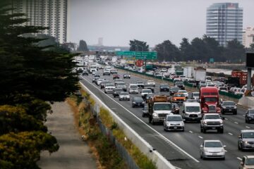 যান বাহনৰ অনাদায় কৰ সন্দৰ্ভত পৰিবহণ বিভাগৰ বিশেষ কৰ্তব্যৰত বিষয়াৰ গুৰুত্বপূৰ্ণ মন্তব্য ৩১মাৰ্চৰ পূৰ্বে যানবাহনৰ যাৱতীয় কৰ পৰিশোধ কৰি সুৰক্ষিত যাতায়ত ব্যৱস্থাৰ অংশীদাৰ হ‌ওক