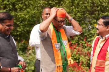 কংগ্ৰেছত আন এক মোক্ষম আঘাত; গেৰুৱা শিবিৰত চামিল সাংসদ প্ৰদ্যুৎ বৰদলৈ