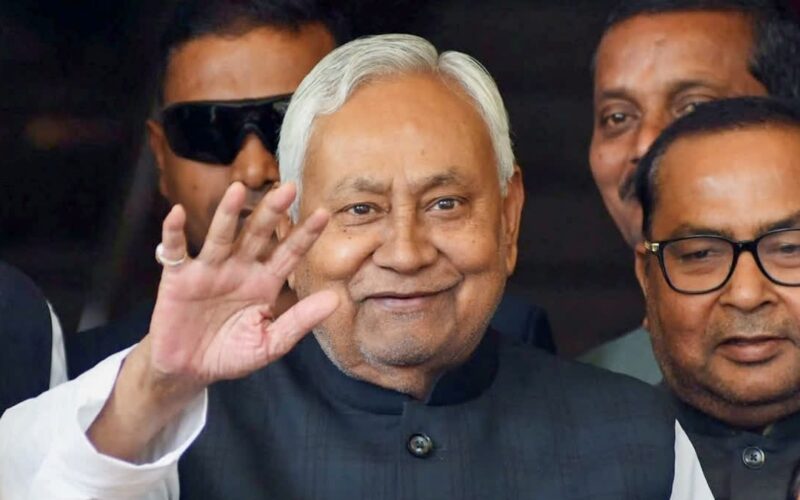 চাৰিওখন সদনৰ সদস্য হোৱাৰ বিৰল কৃতিত্ব; বিধান পৰিষদৰ পৰা পদত্যাগ কৰি ৰাজ্যসভালৈ নীতিশ কুমাৰ