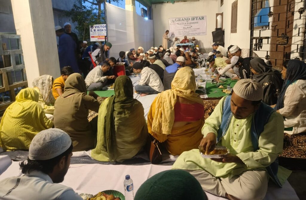 উত্তৰ জালুকবাৰীৰ ভিক্টোৰিয়া ইংলিছ মিডিয়াম হাইস্কুলত এ এল এম এছৰ উদ্যোগত বৃহৎ ইফটাৰ পাৰ্টি