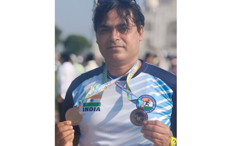 ৰাষ্ট্ৰীয় যুৱ ক্ৰীড়াৰ টেবুল টেনিছ আৰু বেডমিন্টন প্ৰতিযোগিতাত অসমৰ সাতটা পদকৰে প্ৰশংসনীয় প্ৰদৰ্শন ; অধ্যাপক ডাঃ জ্যোতিৰ্ময় শৰ্মাৰ দ্বৈত শাখাত ৰূপৰ পদক লাভ