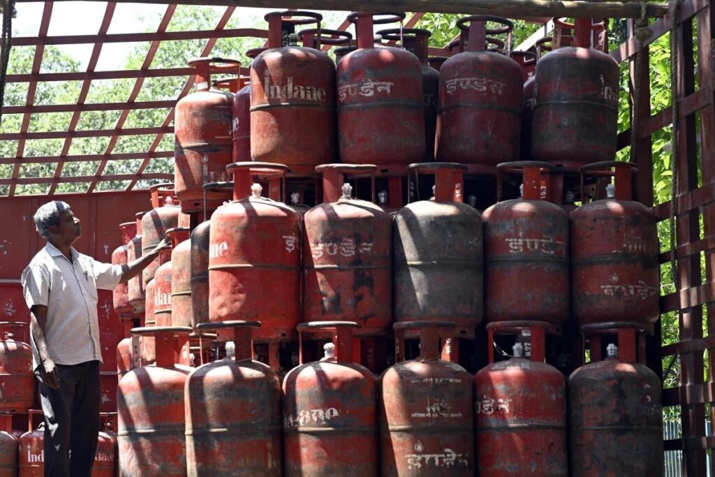 ইন্ধনৰ নাটনিক লৈ অপপ্ৰচাৰ চলালে হ’ব জেল; উৰাবাতৰি বিয়পোৱা দুষ্কৃতিকাৰীক অসম আৰক্ষীৰ কঠোৰ সকীয়নী