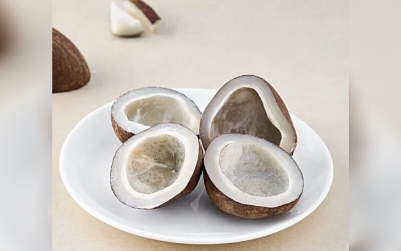 শুকান নাৰিকল খালে পুৰুষৰ শৰীৰে বহু উপকাৰিতা লাভ কৰে