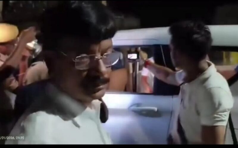 ভোটাৰক নগদ ধন বিতৰণৰ অভিযোগত আটক বিজেপি বিধায়কজনক