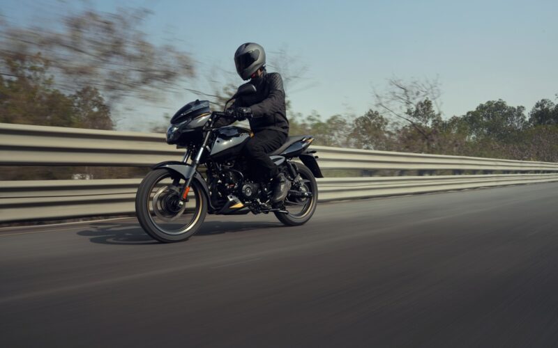 পালছাৰ ১৮০ পুনৰ ঘূৰি আহিছে! এতিয়া লগত আছে নতুন গ্ৰাফিক্স তথা এলইডি হেডলেম্প আৰু ব্লুটুথ সংযোগ ব্যৱস্থা 