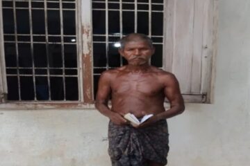 ভাতৃয়ে নিজৰ ভগ্নীৰ উৱলি যোৱা কংকাল কান্ধত লৈ বেংকত উপস্থিত