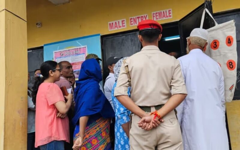 অসমত ভোটগ্ৰহণ চলি আছে; ৯ বজালৈকে ১৭.৮৭% ভোট পৰিল