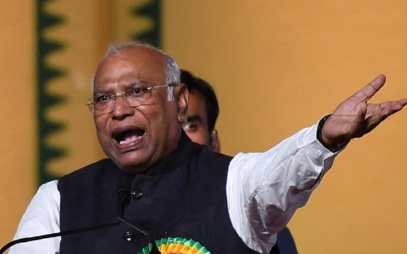 আৰএছএছক ‘বিষাক্ত সাপ’ৰ সৈতে তুলনা! দিছপুৰ আৰু শিলচৰত মল্লিকাৰ্জুন খাৰ্গেৰ বিৰুদ্ধে এজাহাৰ দাখিল