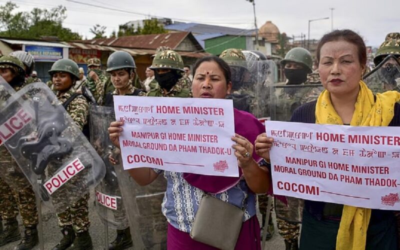 মণিপুৰৰ পাঁচখন জিলাত সান্ধ্য আইন নেওচি বিশাল প্ৰতিবাদ; দুই শিশুৰ মৃত্যুক কেন্দ্ৰ কৰি উত্তপ্ত উপত্যকাৰ পৰিৱেশ