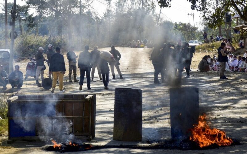 মণিপুৰত অচিনাক্ত দুৰ্বৃত্তৰ আক্ৰমণ; ৰাষ্ট্ৰীয় ঘাইপথত গুলীয়াই হত্যা অৱসৰপ্ৰাপ্ত সেনা জোৱানসহ দুই ব্যক্তিক