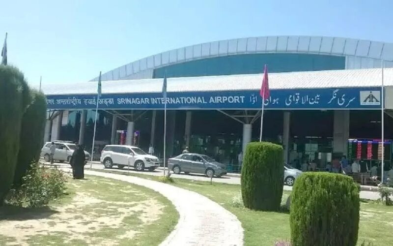 শ্ৰীনগৰ বিমান বন্দৰত দুই আমেৰিকান নাগৰিক আটক; উদ্ধাৰ নিষিদ্ধ ছেটেলাইট ফোন