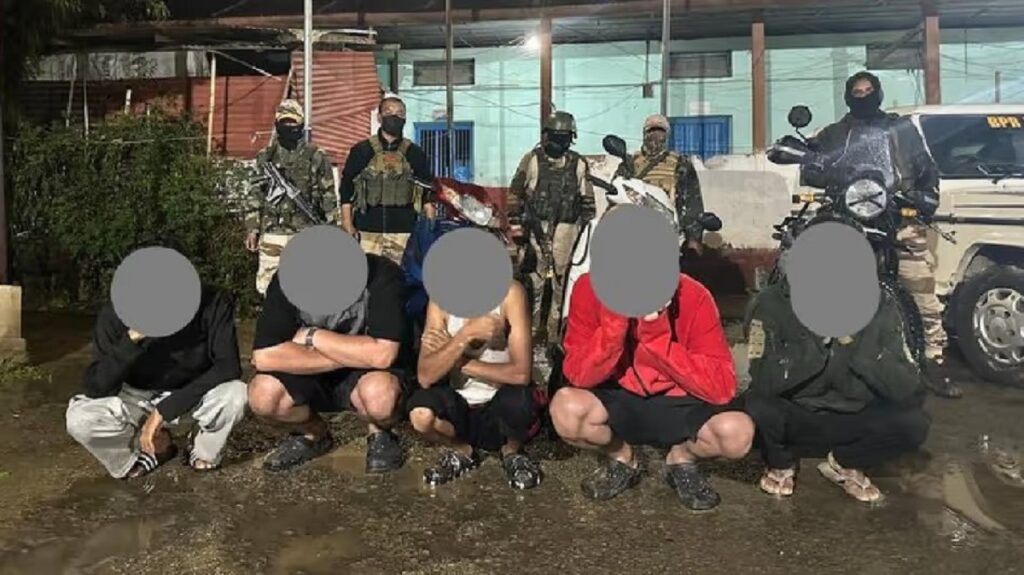 সাৰ ভৰ্তি ট্ৰাক ভাঙি চুৰমাৰ! বিষ্ণুপুৰত পাঁচ দুৰ্বৃত্তক গ্ৰেপ্তাৰ মণিপুৰ আৰক্ষীৰ