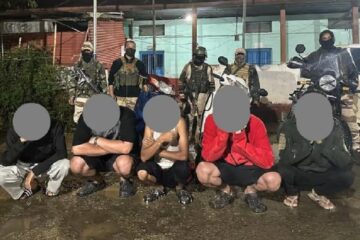 সাৰ ভৰ্তি ট্ৰাক ভাঙি চুৰমাৰ! বিষ্ণুপুৰত পাঁচ দুৰ্বৃত্তক গ্ৰেপ্তাৰ মণিপুৰ আৰক্ষীৰ