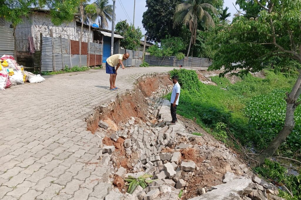 যিকোনো মূহুৰ্তত খানা নৈত জাহ যাব পাৰে খানামুখৰ ৰাষ্ট্ৰীয় ঘাইপথৰ পৰা দীপ নগৰ হৈ দীপৰ বিল সংযোগী পথ