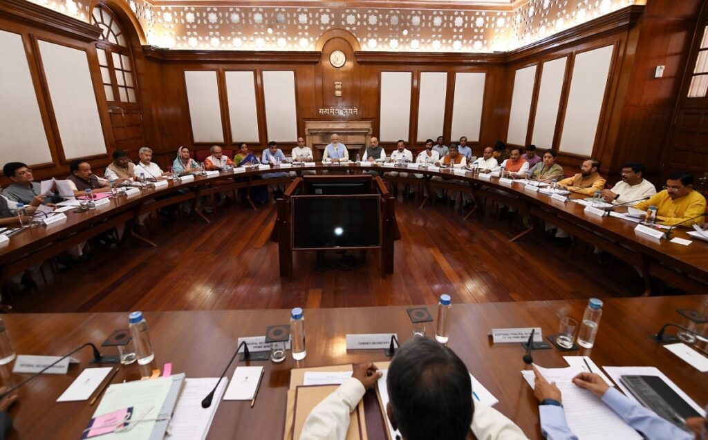 বন্দে মাতৰামক ৰাষ্ট্ৰীয় সংগীত “জন গণ মন”ৰ দৰে মৰ্যাদা কেন্দ্রীয় চৰকাৰৰ