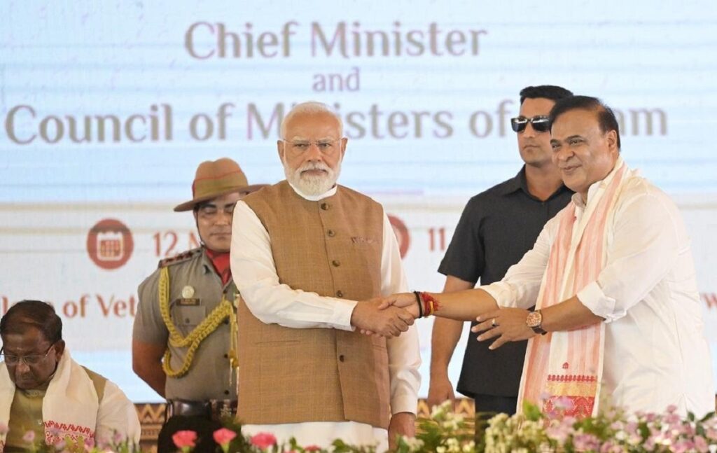 একেৰাহে দ্বিতীয়বাৰৰ বাবে অসমৰ মুখ্যমন্ত্ৰী হিচাপে শপত গ্ৰহণ হিমন্ত বিশ্ব শৰ্মাৰ