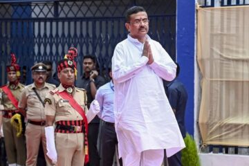 বাংলাদেশ সীমান্তত বি এছ এফক ভূমি হস্তান্তৰৰ সিদ্ধান্তঃ প্ৰথমখন কেবিনেটতে কেইবাখনো আঁচনিত অনুমোদন বংগৰ প্ৰথম বিজেপি মুখ্যমন্ত্ৰী শুভেন্দু অধিকাৰীৰ