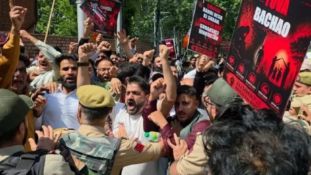 জম্মু-কাশ্মীৰত সুৰা নিষিদ্ধকৰণৰ দাবীত বিজেপিৰ উত্তাল প্ৰতিবাদ; শ্ৰীনগৰত আৰক্ষীৰ হাতত আটক কেইবাজনো নেতা