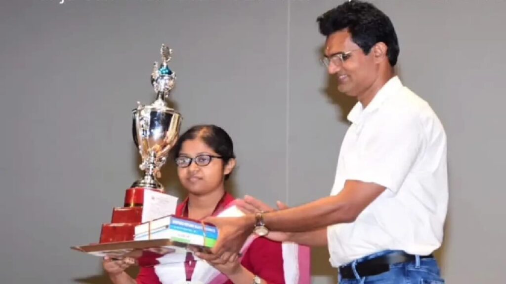 কেন্সাৰৰ সৈতে যুঁজ দিয়েই শিক্ষাক্ষেত্ৰত কৃতিত্ব, উচ্চতৰ মাধ্যমিকত মেধা তালিকাত আদ্ৰিজা