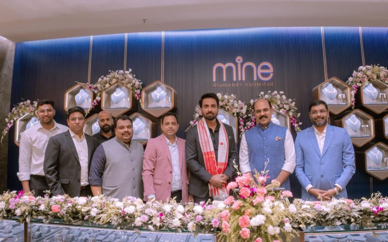গুৱাহাটীত প্ৰথমটো শ্ব’ৰুম মুকলিৰে অসমৰ বজাৰত প্ৰৱেশ মালাবাৰ গোল্ড এণ্ড ডাইমণ্ডছৰ
