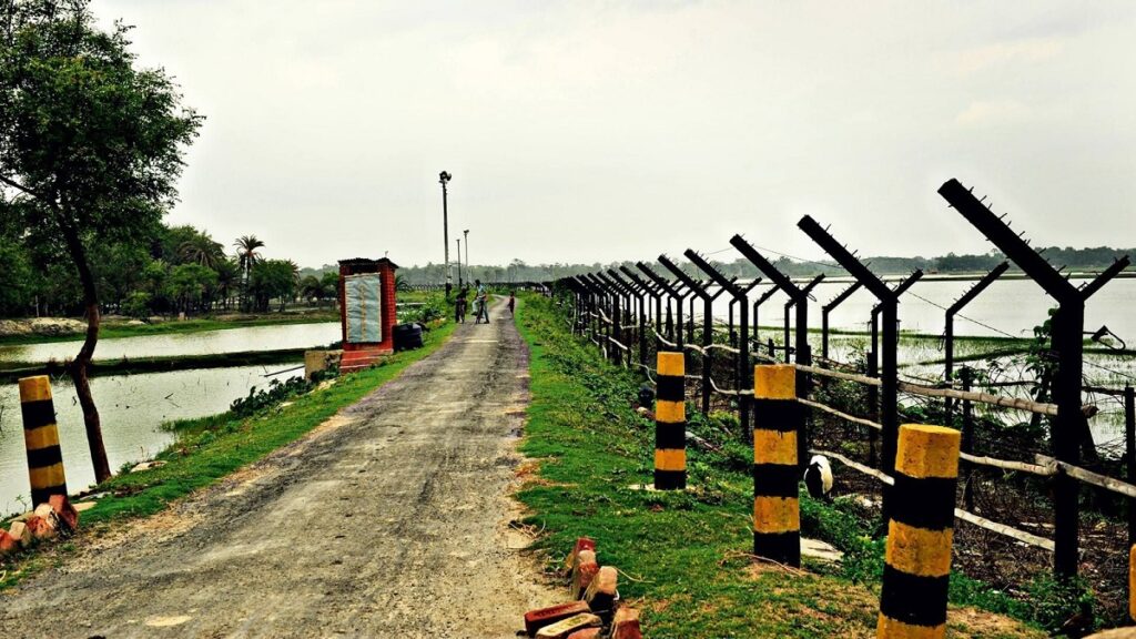 ভাৰত-বাংলাদেশ সীমান্ত সুৰক্ষা অধিক কটকটীয়া কৰাৰ লক্ষ্য; BSF ক ২৭ কিলোমিটাৰ ভূমি হস্তান্তৰ পশ্চিমবংগ চৰকাৰৰ
